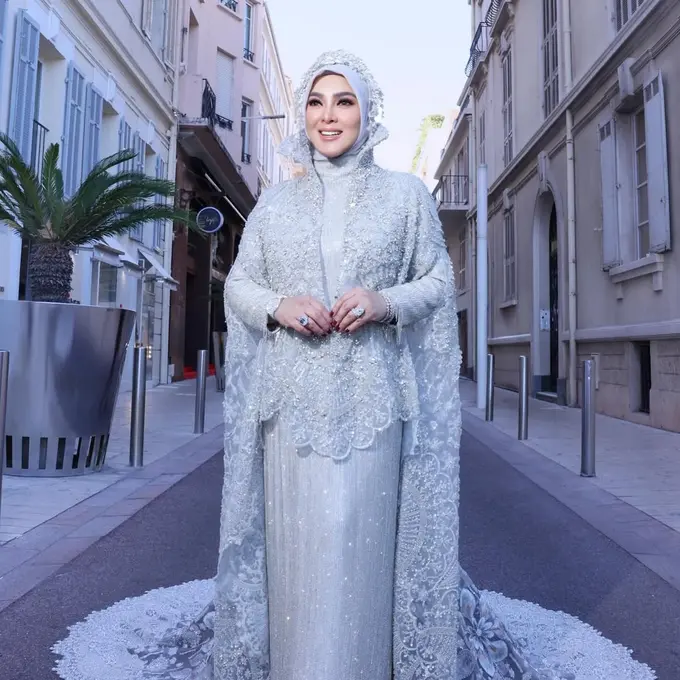 Detail Megah Gaun Silver Syahrini di Festival Film Cannes 2025, Bertabur Kristal dengan Siluet Burung Garuda