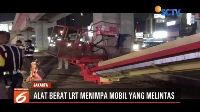 Sebuah alat berat proyek LRT di Kelapa Gading, Jakarta Utara, Minggu (20/1) roboh dan menimpa sebuah mobil yang melintas. Sementara polisi masih menyelidiki insiden tersebut.
