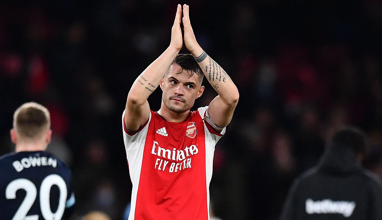 Sebelum Aubameyang, Arsenal terlebih dahulu pernah mencopot jabatan kapten tim dari Granit Xhaka pada 2019 lalu. Hal itu terjadi ketika dirinya melontarkan umpatan dan gestur kasar kepada fans Arsenal saat digantikan Bukayo Saka. Ia tampak mengulur waktu padahal skor masih seri. (AFP/Ben Stansall)
