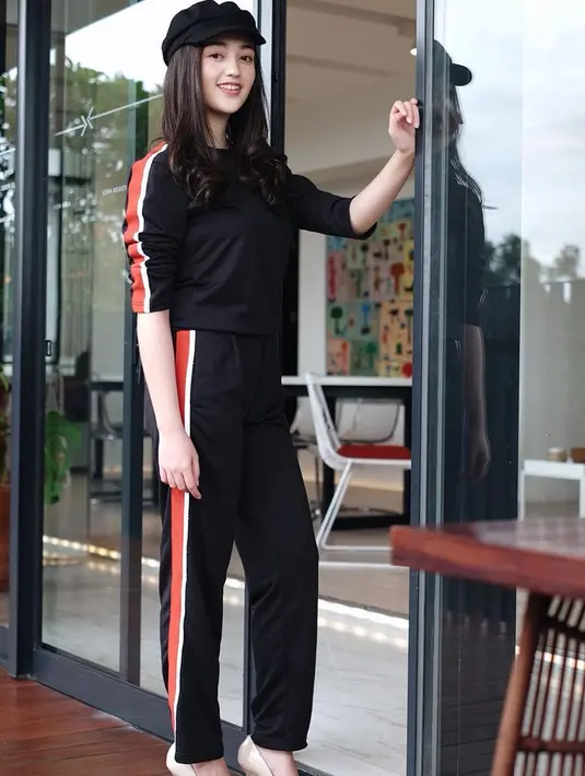Selain aktingnya yang akan dirindukan, sepertinya penampilan Ranty yang imut ini juga akan selalu dirindukan. Coba lihat, seperti yang satu ini Ranty memakai black outfit mulai dari celana, blus hingga topinya. (Instagram/rantymaria)