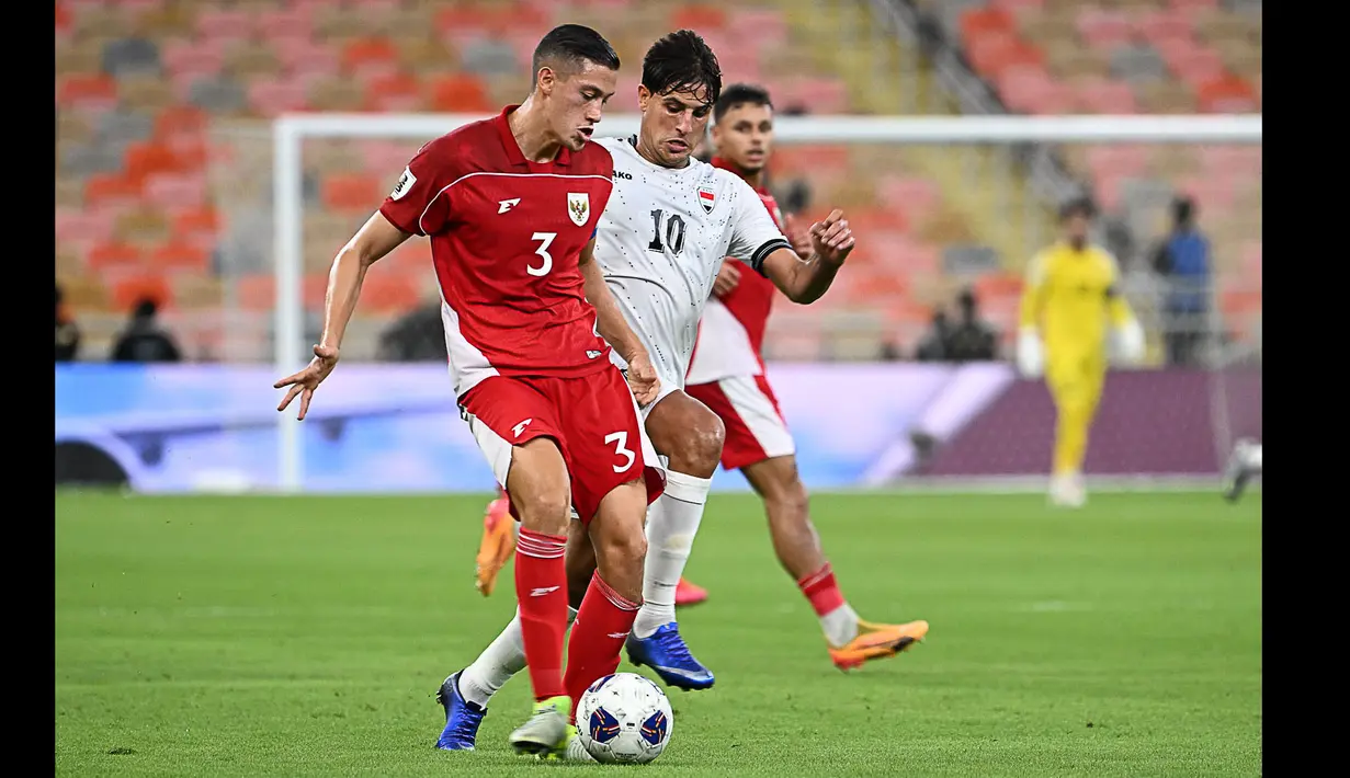 <p>Pemain Timnas Indonesia, Jay Idzes (kiri) berebut bola dengan pemain Iraq, Mohanad Ali dalam laga putaran keempat Kualifikasi Piala Dunia 2026 yang berlangsung di&nbsp;Stadion&nbsp;King Abdullah Sports City, Jeddah, Arab Saudi, Sabtu (11/10/2025) waktu setempat. (AP Photo/Ali Issa)</p>