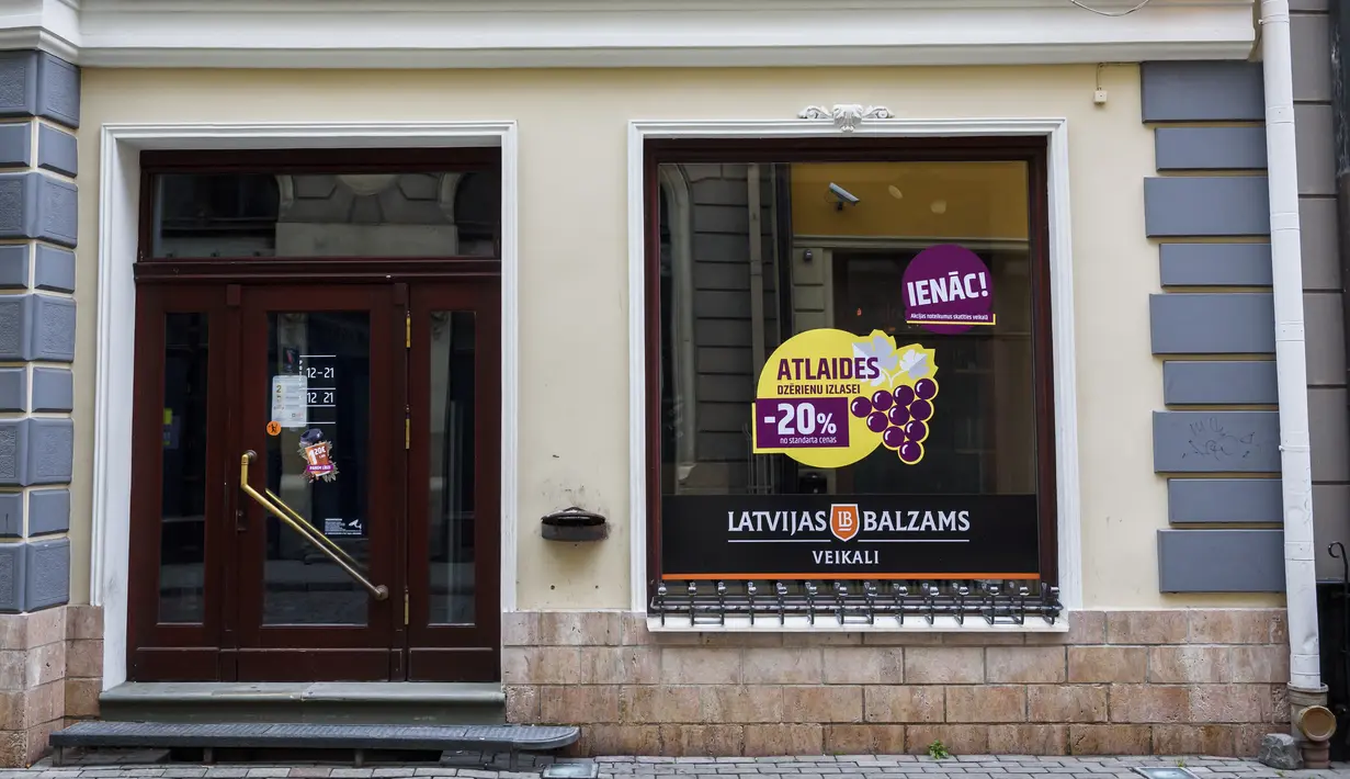 Toko minuman keras yang tutup terlihat di Riga, Latvia, pada hari pertama penguncian atau lockdown selama satu bulan, Kamis (21/10/2021). Pemerintah Latvia kembali menerapkan lockdown mulai 21 Oktober sampai 15 November 2021 menyusul kenaikan kasus COVID-19. (Gints Ivuskans / AFP)