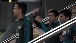 Gelandang Barcelona, Sergio Busquets (kiri) bersama Sergi Roberto dan Carles Alena tiba mengikuti sesi latihan tim di Joan Gamper Sports City di Sant Joan Despi (4/11/2019). Barcelona akan bertanding melawan wakil Rusia, SK Slavia Praha pada Grup F Liga Champions di Camp Nou. (AFP Photo/Lluis Gene)