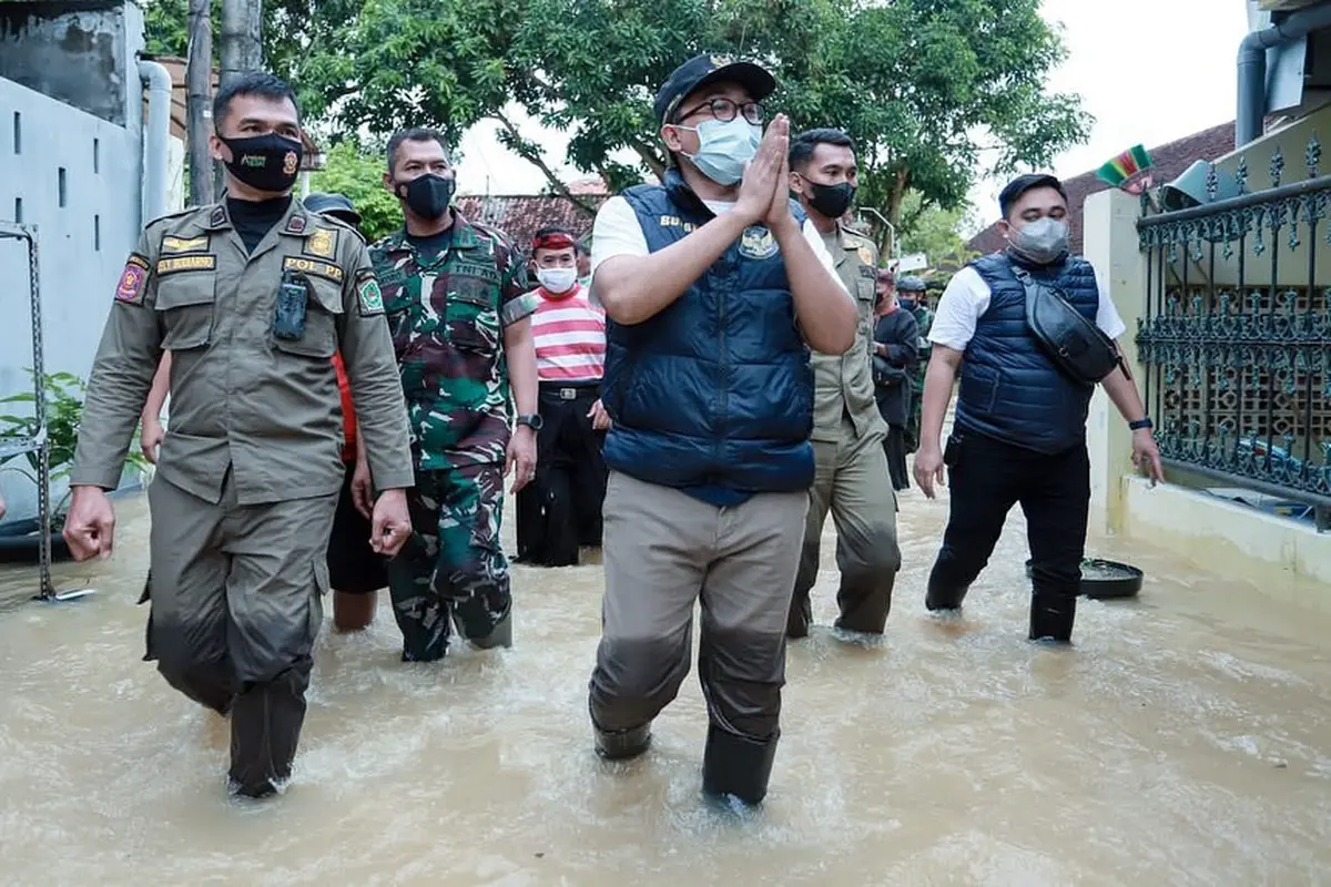 Bupati Pamekasan Baddrut Tamam meninjau lokasi banjir di sejumlah titik. (Istimewa)