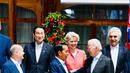 Presiden Joko Widodo atau Jokowi (depan tengah) berbincang dengan Presiden AS Joe Biden saat foto bersama para pemimpin G7 di lokasi KTT G7, Schloss Elmau, Jerman, Senin (27/6/2022). Pada pertemuan sesi pertama, Jokowi berada di antara PM Jerman Olaf Scholz dan Presiden AS Joe Biden. (Foto: Biro Pers Sekretariat Presiden)