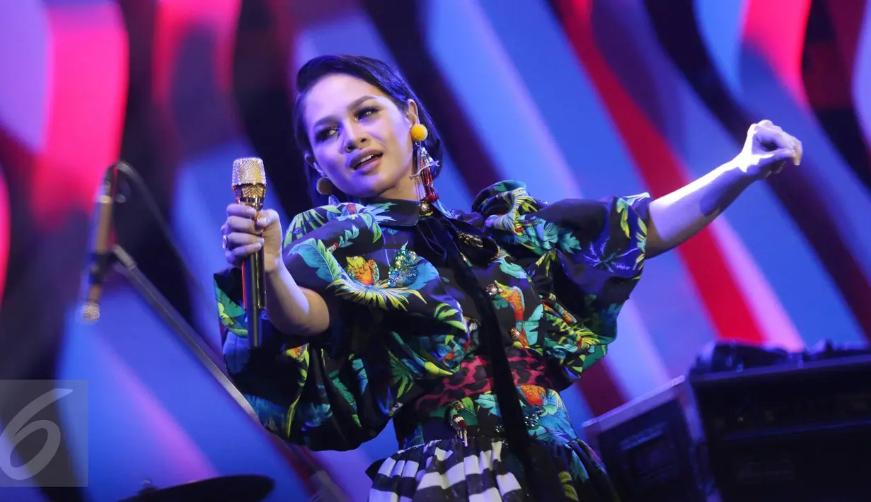 Aksi panggung Andien saat tampil di panggung Java Jazz Festival (JJF) 2017, JIExpo Kemayoran, Jakarta Pusat, Jumat (3/3). Dalam penampilannya ini, Andien berduet dengan penyanyi Tulus. (Liputan6.com/Immanuel Antonius)