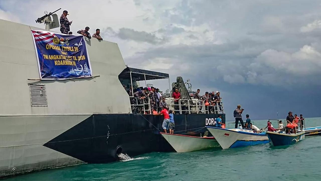 FOTO: TNI AL Salurkan Bantuan Sembako untuk Nelayan Kepulauan Aru