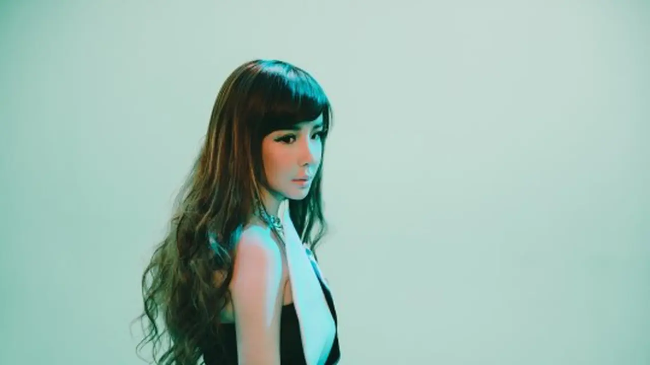 Park Bom Tak Malu Tunjukkan Tubuh Moleknya