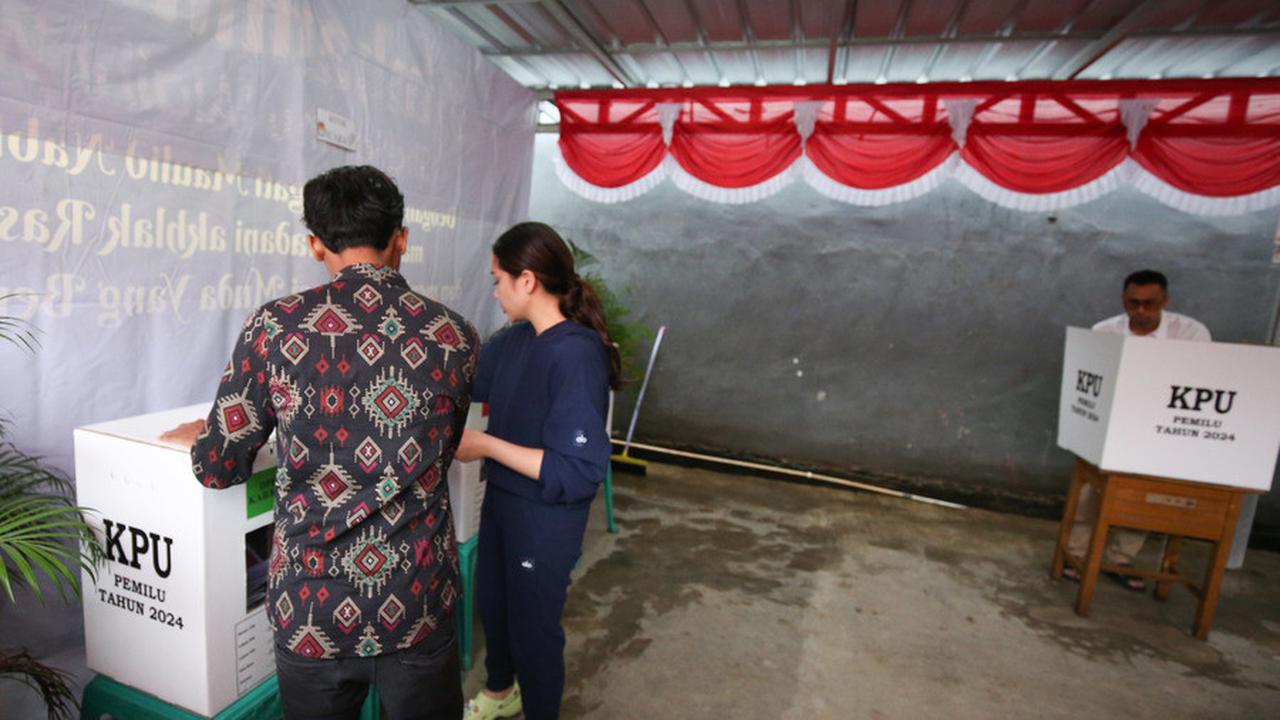 Nagita Masukan Surat Suara di Dalam Kotak Suara