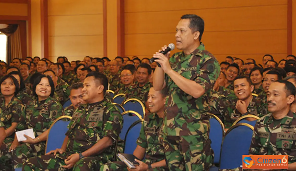 Citizen6, Surabaya: Setelah pengarahan diberikan oleh Wadan Kobangdikal Brigjen TNI (Mar) Sturman Panjaitan, acara dilanjutkan dengan sesian tanya jawab yang dilakukan oleh salah satu perwira Kobangdikal. (Pengirim: Penkobangdikal).