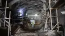 Pekerja berjalan dalam lokasi proyek pembangunan kompleks pemakaman bawah tanah di Yerusalem, Minggu (18/8/2019). Pemakaman yang terletak di bawah sebuah gunung di pinggiran Yerusalem tersebut memiliki luas 1 mil (1,5 kilometer). (AP Photo/Oded Balilty)
