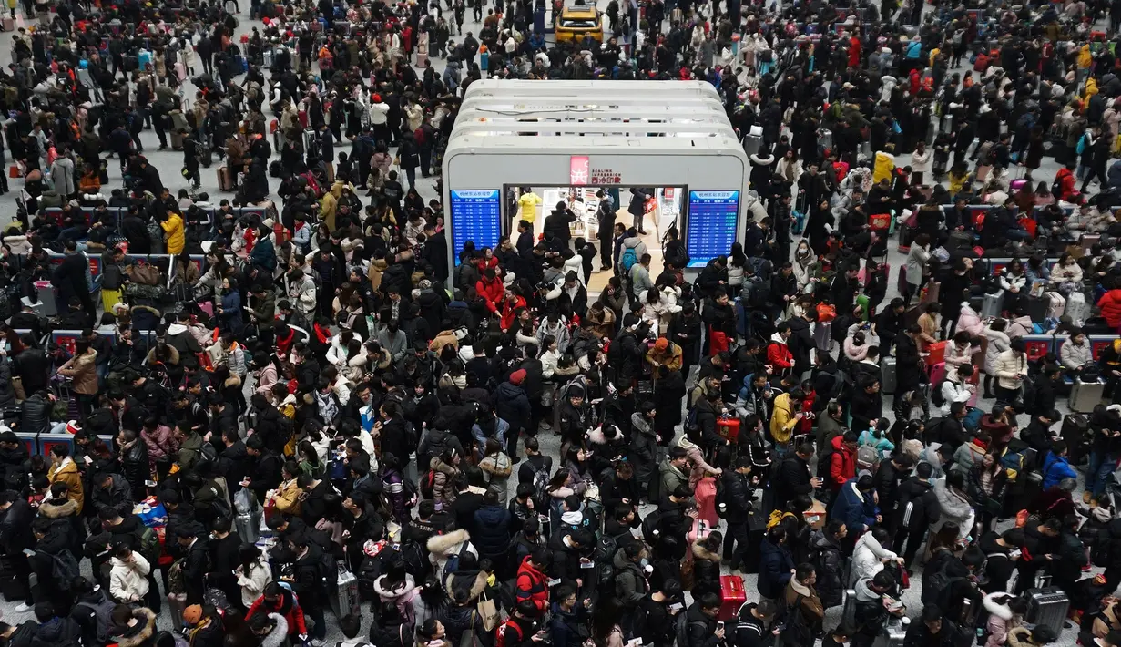 Suasana saat calon penumpang menunggu kereta di sebuah stasiun di Hangzhou, Provinsi Zhejiang, China, Minggu (10/2). Jutaan warga China mulai kembali bekerja setelah menghabiskan liburan Tahun Baru Imlek di kampung halaman. (Chinatopix via AP)