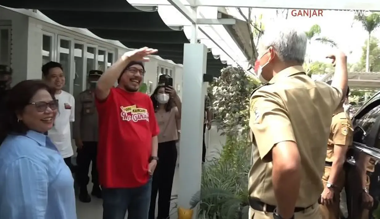 <p>Di rumah ini ada seperti mini lobi untuk menyambut tamu yang datang. Ini potret ketika rumah Andy F Noya disambangi Gubernur Jawa Tengah, Ganjar Pranowo. (YouTube/Ganjar Pranowo)</p>
