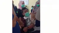 Tangkapan layar video viral Kepala Puskesmas di Gorontalo yang takut disuntik (Arfandi Ibrahim/Liputan6.com)