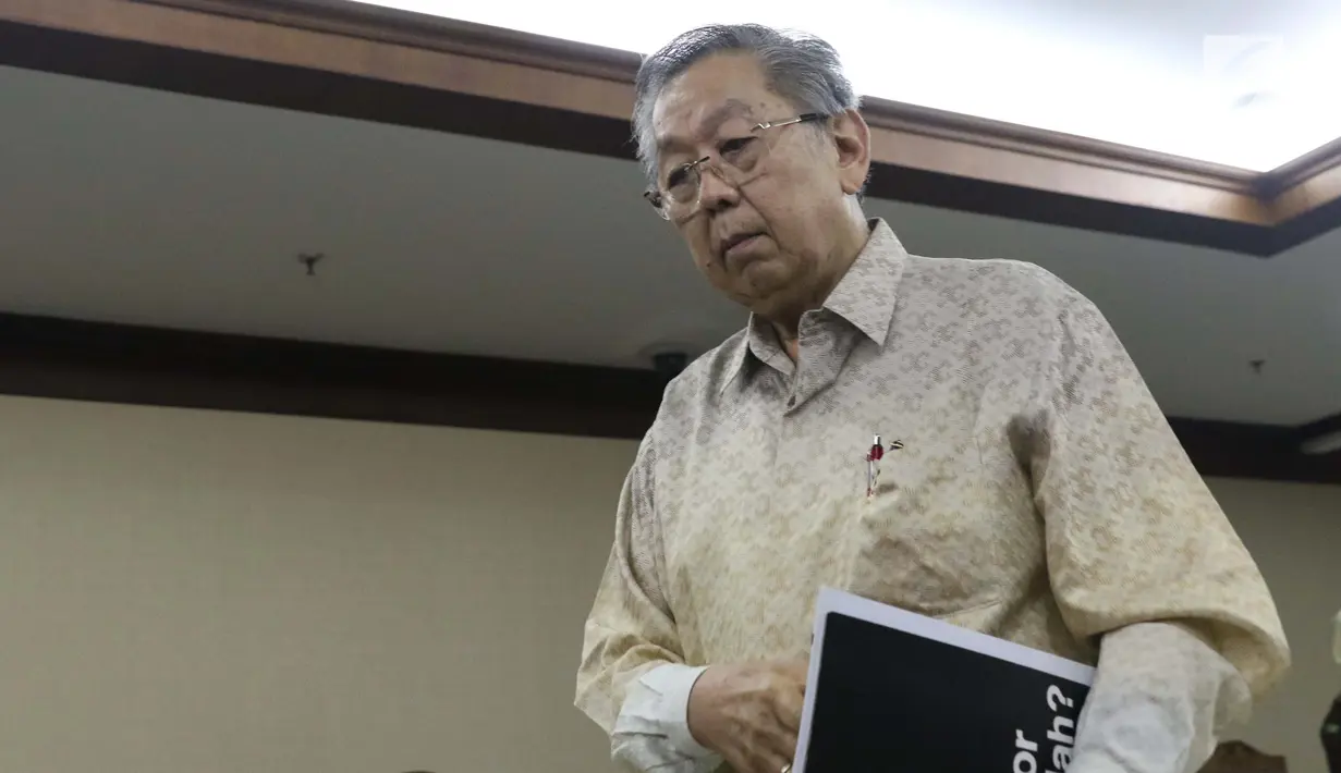 Terdakwa korupsi pengelolaan dana pensiun PT Pertamina, Edward Soeryadjaya usai menjalani sidang putusan di PN Jakarta Pusat, Kamis (10/1). Edward dinyatakan bersalah, dihukum 12 tahun 6 bulan penjara, denda Rp 500 juta. (Liputan6.com/Helmi Fithriansyah)