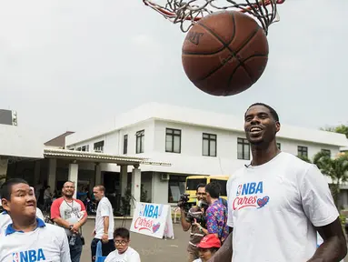 Pebasket NBA asal klub Charlotte Hornets, Marvin Williams, memberikan pelatihan kepada penyandang disabilitas di Lapangan YPAC, Jakarta Selatan, Kamis (25/8/2016). Pelatihan ini dalam rangkaian kegiatan Junior NBA. (Bola.com/Vitalis Yogi Trisna)