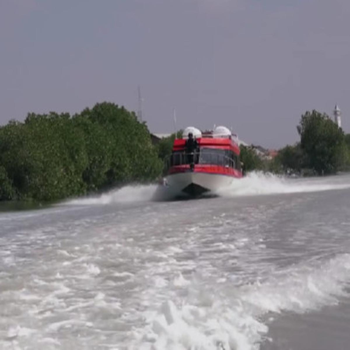 Kapal cepat di pulau terpencil Sampang