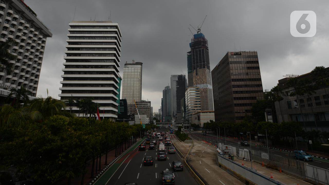 Mendung Menggelayut Langit Ibu Kota