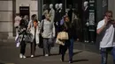 <p>Seorang wanita berjalan membawa tas belanja di distrik perbelanjaan Oxford Street, di London, Rabu (18/5/2022). Kantor Stastitik Nasional (ONS) Inggris mengatakan inflasi indeks harga konsumen meningkat menjadi 9% dalam 12 bulan hingga April, dari 7% pada bulan Maret. (AP Photo/Matt Dunham)</p>