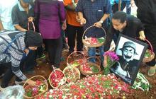 Sejumlah artis hadiri pemakaman Pak Raden di TPU Jeruk Purut