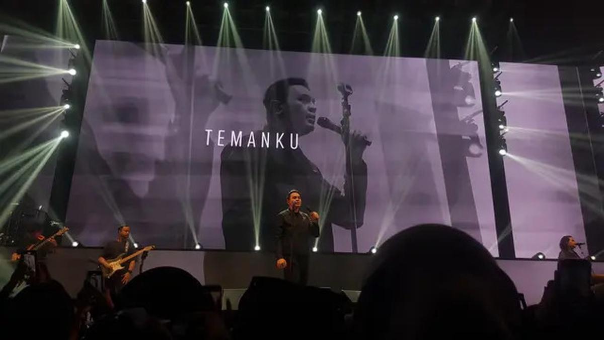 Tampil Memukau di Sky Avenue 2025, Tulus Kenang Masa Lalu dengan Lagu Sepatu
