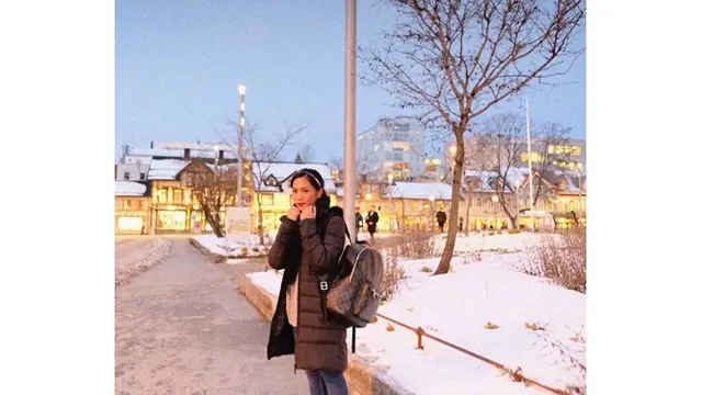 Penampilan Bunga Zainal juga mencuri perhatian, ia tampil dengan gaya kasual yang memesona di tengah udara dingin Norwegia.