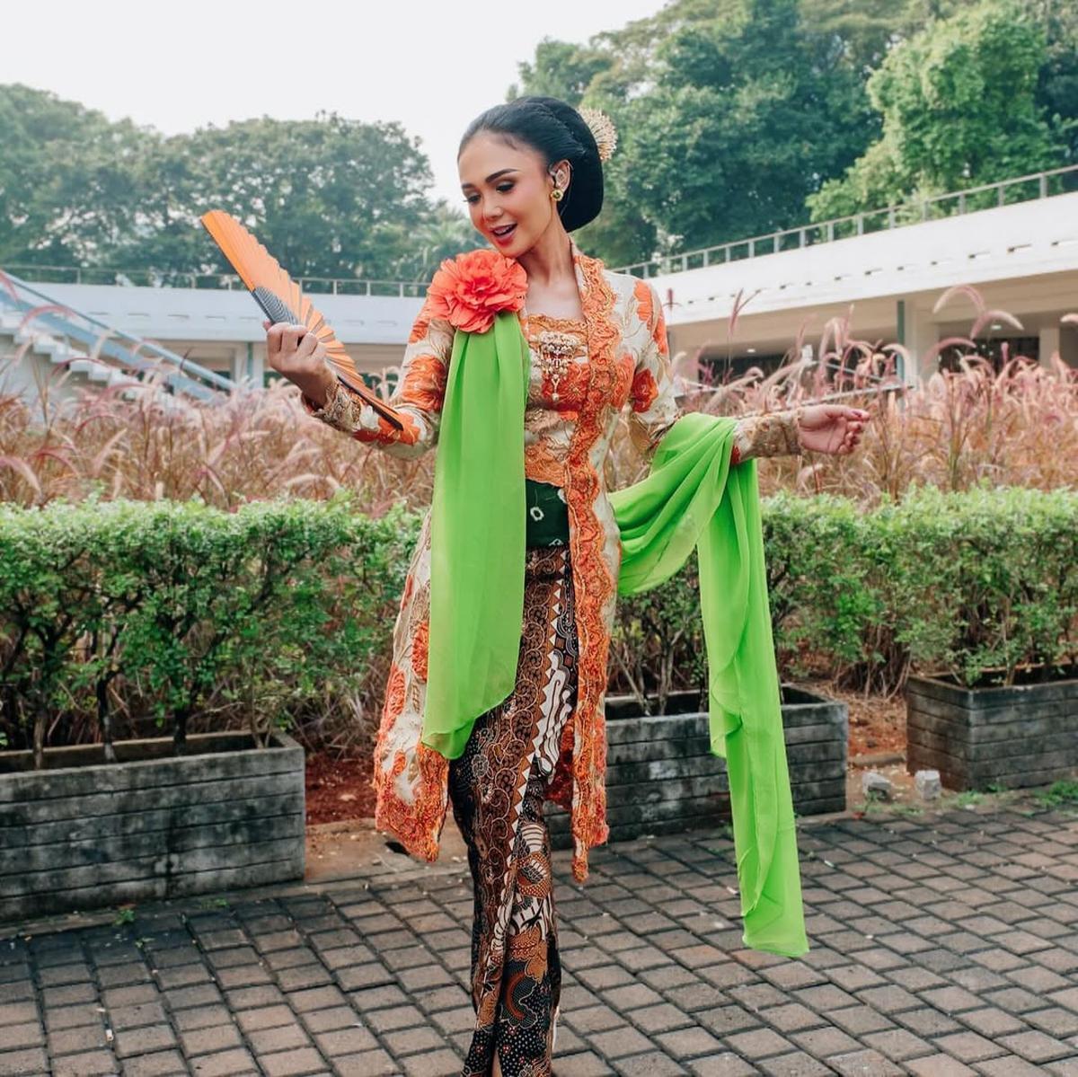 7 Potret Cantik Yuni Shara dengan Kebaya dan Baju Adatnya, Bisa Jadi Inspirasi Tampil Elegan
