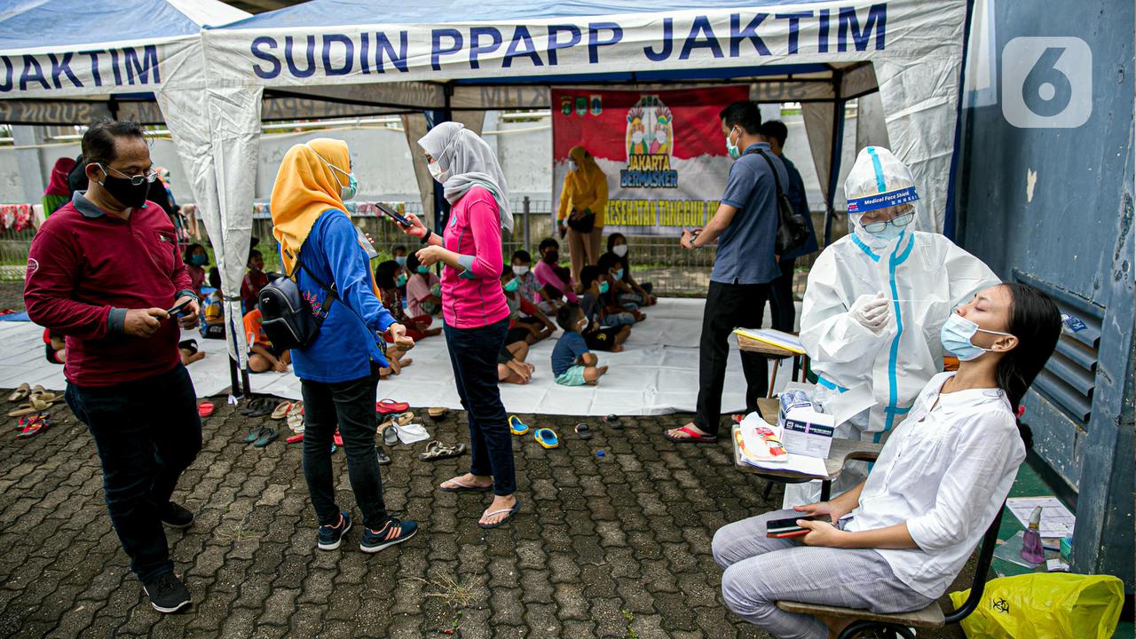 FOTO: Pengungsi Banjir Cipinang Melayu Wajib Swab Antigen COVID-19