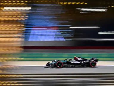Pembalap Mercedes asal Inggris, Lewis Hamilton melaju dalam sesi latihan kedua Grand Prix Formula1 Bahrain di Sirkuit Internasional Bahrain, Sakhir pada 29 Februari 2024. (ANDREJ ISAKOVIC/AFP)
