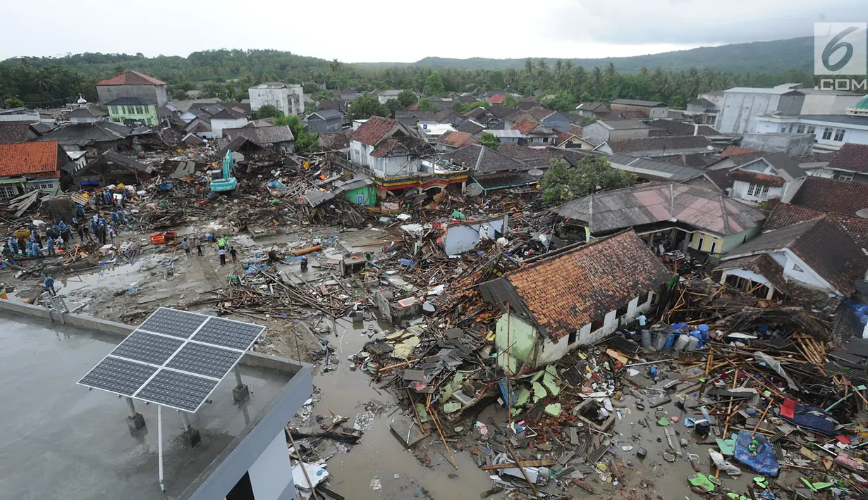Pemandangan dari udara kawasan pemukiman nelayan di Kampung Sumur Pesisir, Pandeglang, Banten, Selasa (24/12). Situasi Kampung Sumur gelap gulita karena listrik mati saat tsunami menerjang. (Merdeka.com/Arie Basuki)