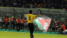 Spanduk bergambar bendera Palestina dikibarkan salah satu penonton laga persahabatan ISL All Stars vs Juventus di Stadion GBK, Jakarta, (6/8/2014). (Liputan6.com/Helmi Fithriansyah)