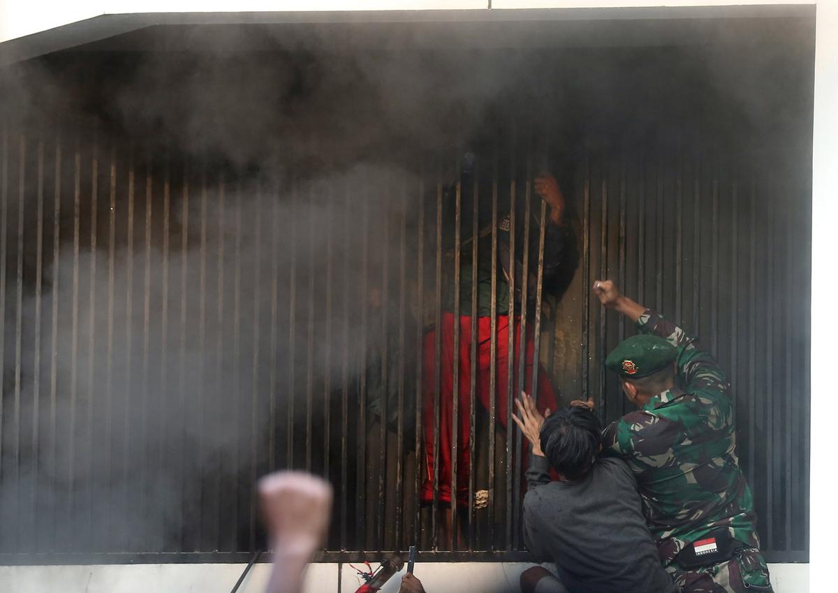 FOTO: Drama Penyelamatan Warga Saat Gedung Terbakar di Tengah Ricuh Kwitang