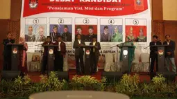 Pasangan calon walikota/wakil walikota Banda Aceh 2012 mengikuti debat kandidat yang diselenggarakan KIP kota Banda Aceh di Banda Aceh, Rabu (4/4). (Antara)