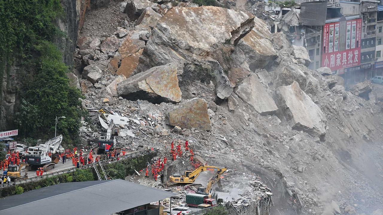 Tebing Bukit Longsor Hantam Permukiman, Puluhan Orang Hilang