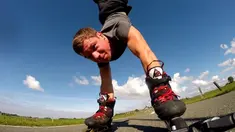 Selain melatih kemampuannya untuk bermain skate menggunakan tangan, ia pun juga berlatih untuk membentuk tubuhnya.