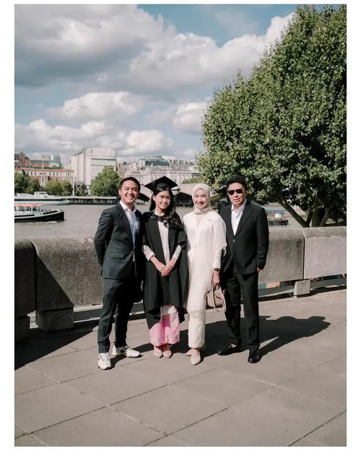 6 Potret Kebaya Namira Adjani saat Wisuda S2 di London, Paduan Kain Pink Menawan