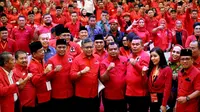 Sekjen PDIP Hasto Kristiyanto saat bersama kader PDIP berada di Kota Pekanbaru, Jumat (18/8/2023). (Liputan6.com/Putu Merta Surya Putra)