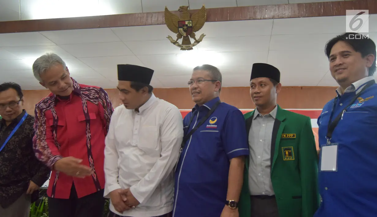 Cagub Jateng Ganjar Pranowo dan Cawagub Jateng Taj Yasin didampingi perwakilan partai pengusung saat mendaftar di KPUD Jateng, Semarang, Selasa (9/1). Pendaftaran paslon ini dilakukan di hari kedua waktu pendaftaran. (Liputan6.com/Gholib)