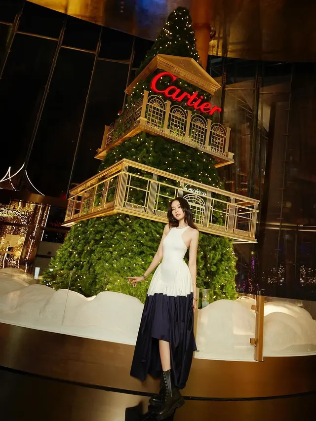 Potret Menawan Nong Poy Kenakan Perhiasan Mahal dari Cartier, Disebut Sama Cantiknya dengan Jisoo BLACKPINK