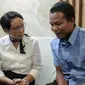 Menteri Luar Negeri Retno Marsudi berbincang dengan salah satu ABK WNI saat upacara serah terima di Jakarta, Kamis (26/12/2019). Maharudin Lunani (48) dan Samiun Maneu (27) yang disandera kelompok Abu Sayyaf di Filipina berhasil dibebaskan pada 22 Desember 2019. (Liputan6.com/Faizal Fanani)