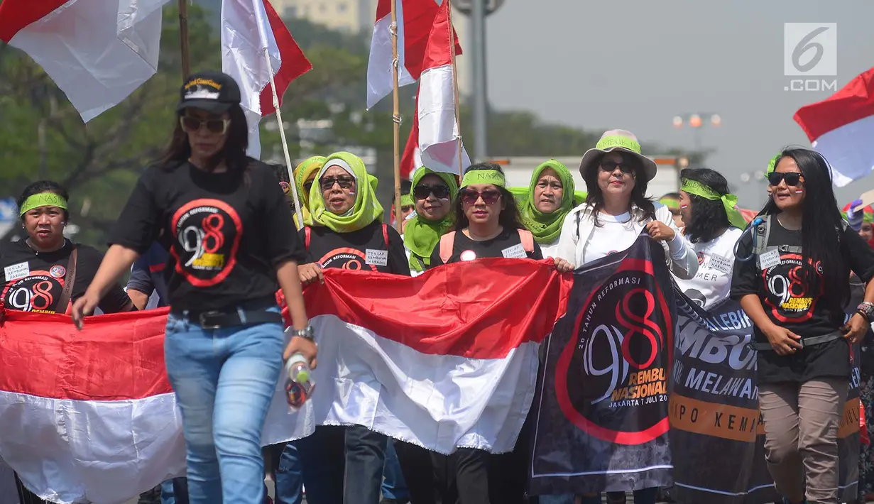 Masyarakat berjalan kaki saat akan menghadiri Rembuk Nasional Aktivis 98 di Gedung JIExpo, Kemayoran, Jakarta, Sabtu (7/7). Rembuk dihadiri kurang lebih 50 ribu peserta dan perwakilan aktivis 98 dari 29 provinsi. (Merdeka.com/Imam Buhori)