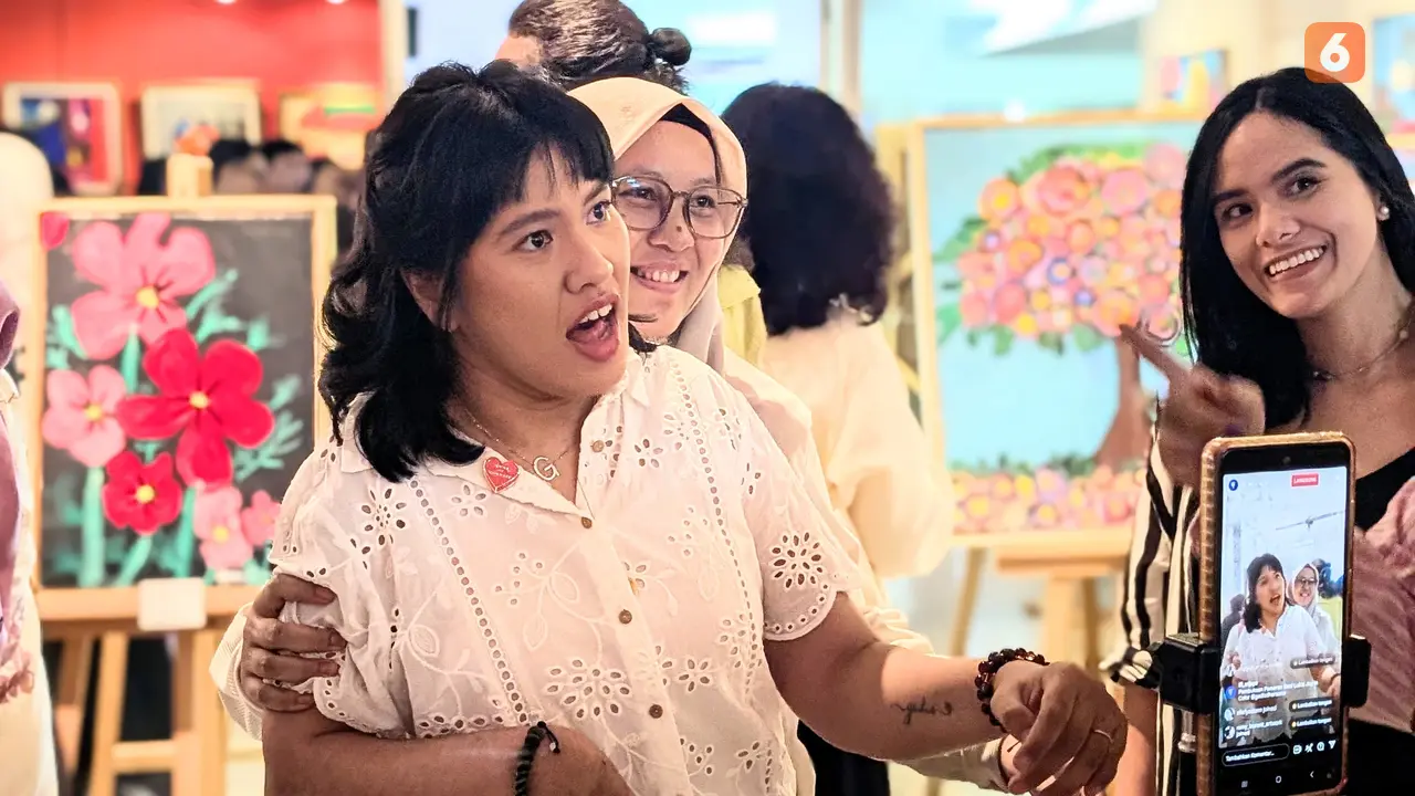 Kenalan dengan Gadis Dharsono, Pelukis Cerebral Palsy yang Berhasil Gelar Pameran Tunggal