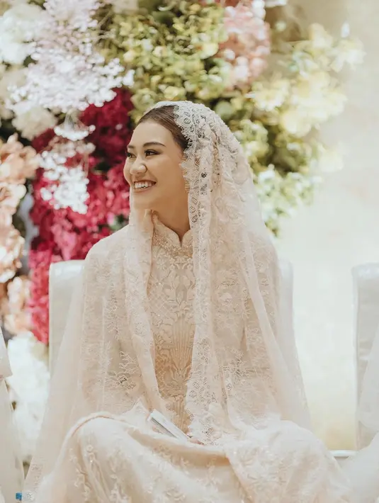 Detail-detail beads warna senada diaplikasikan hanya pada tepian kerah. Menambah kemewahan pada dress-nya, namun tetap tak berlebihan. [@lacebyartkea/@salshabillaadr/@aaliyah.massaid].