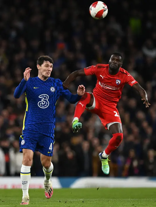 Bek Chelsea, Andreas Christensen (kiri) berebut bola melawan gelandang Chesterfield, Sadou Khan pada putaran ketiga Piala FA di Stamford Bridge, Minggu (9/1/2022) dini hari WIB. Chelsea melenggang mulus melewat tim divisi kelima Chesterfield dengan kemenangan telak 5-1. (Glyn KIRK / AFP)