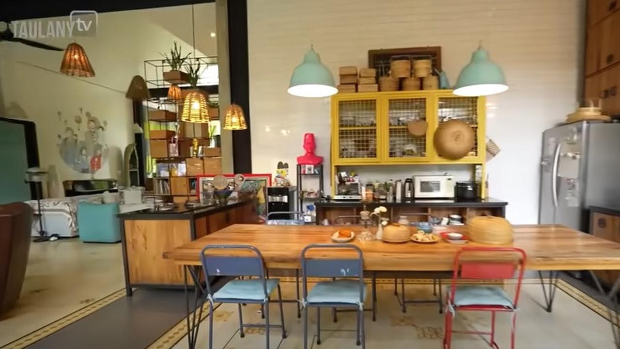 7 Potret Dapur Widi Mulia dan Dwi Sasono yang Unik, Artistik - Ada Rak Custom dari Barang Bekas