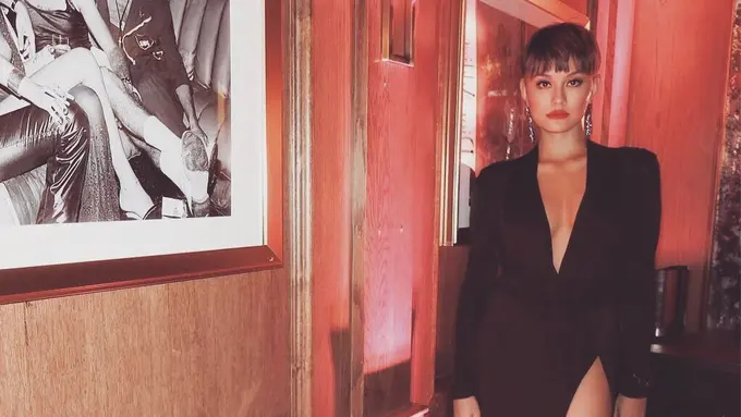 [Bintang] Ini Dandanan Superstar Ikonik Agnez Mo dengan Lipstik Merah dan Rambut Pixie