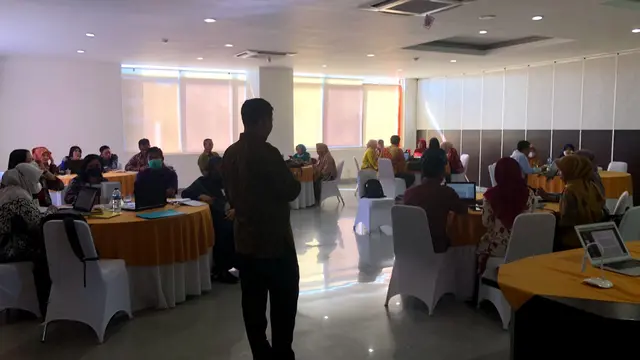 Peserta Pekan Pemuda Inovasi dan Riset Nasional (PIRN XX) meneliti terkait mikroplastik.
