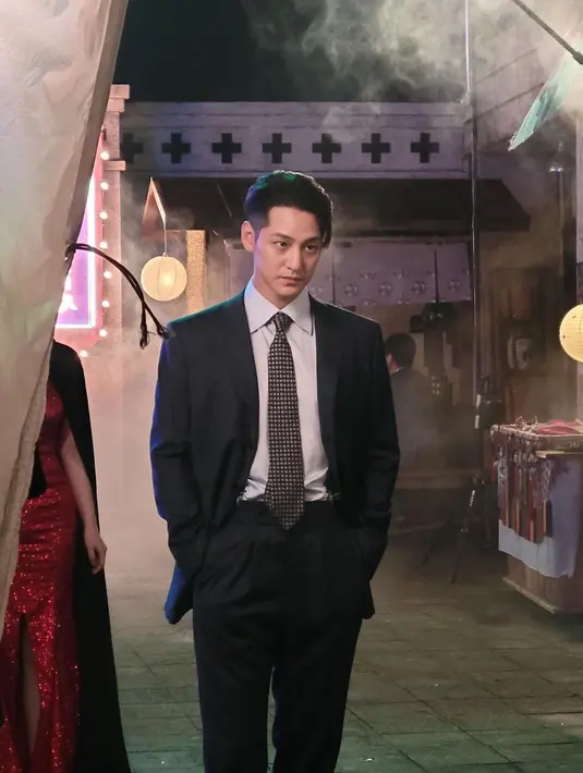 Namanya kian dikenal berkat perannya di East Of Eden dan drama hit Boys Over Flower. [Instagram/k.kbeom]