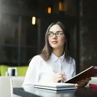 Ilustrasi perempuan dengan otak cerdas. /copyright freepik.com