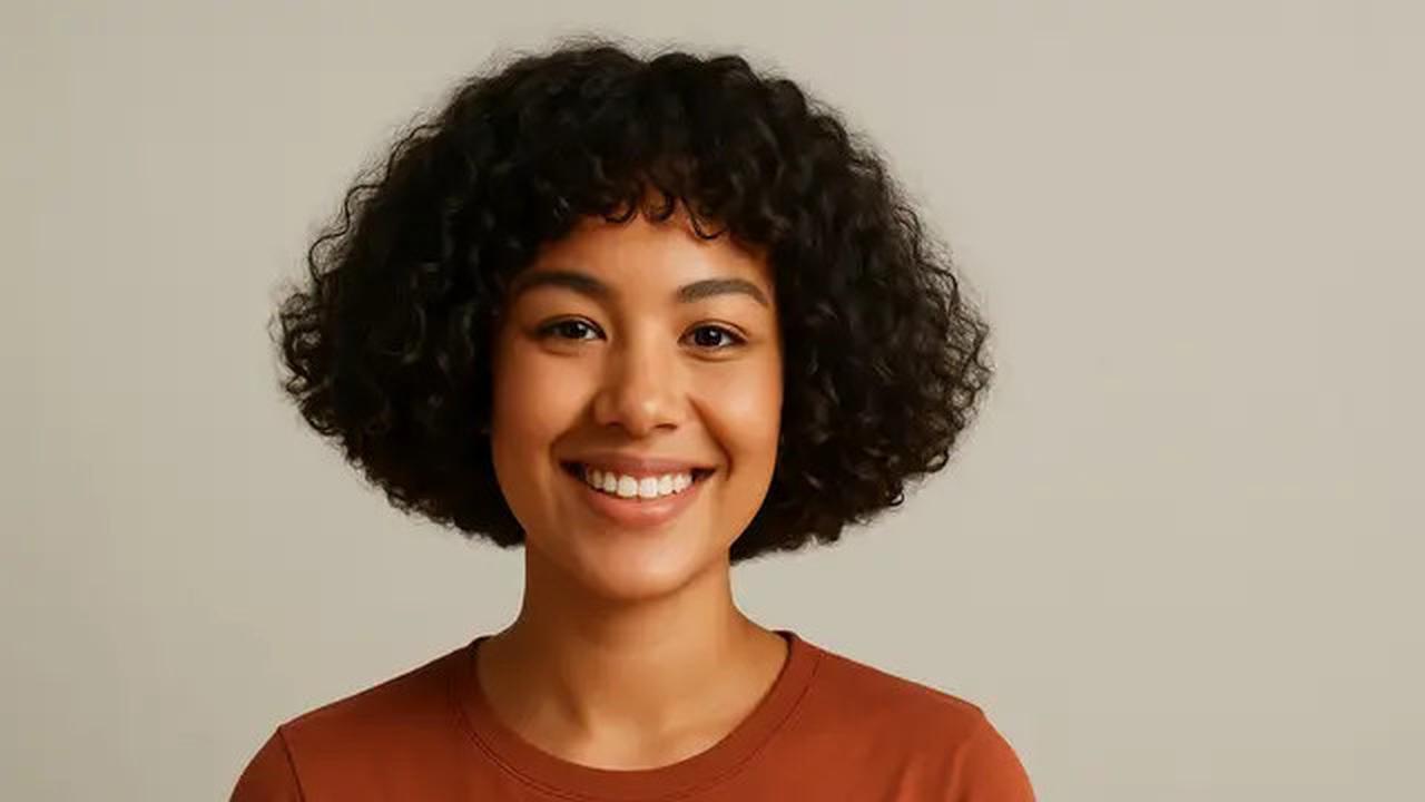 7 Potongan Rambut Pendek Keriting Mengembang, Tampil Fresh dan Natural